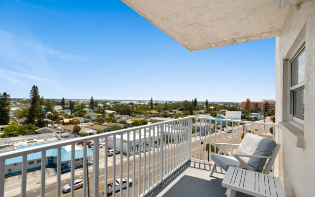 Madeira Beach Direct Beachfront Unit-Lots of Space-Amenities-Parking - Picture 10