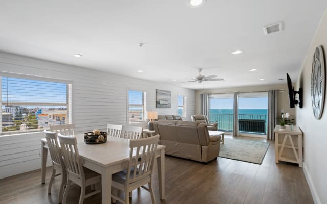 Madeira Beach Direct Beachfront Unit-Lots of Space-Amenities-Parking - Picture 17