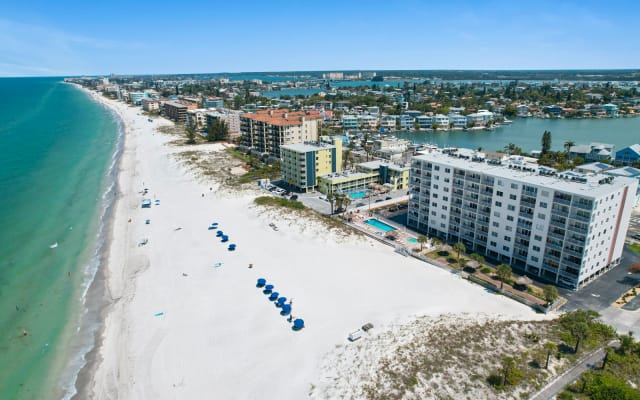 Madeira Beach Direct Beachfront Unit-Lots of Space-Amenities-Parking - Picture 20