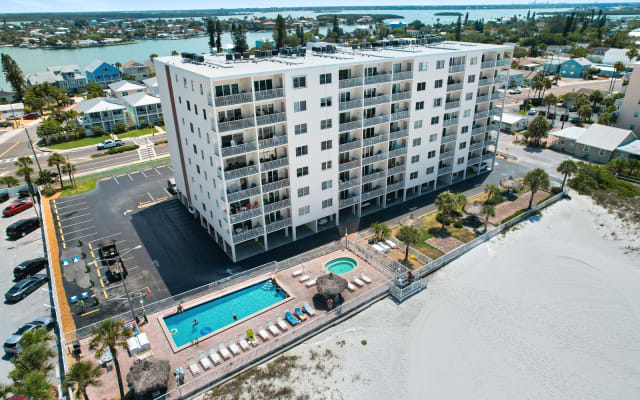 Madeira Beach Direct Beachfront Unit-Lots of Space-Amenities-Parking - Picture 19
