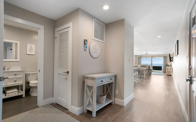 Madeira Beach Direct Beachfront Unit-Lots of Space-Amenities-Parking - Picture 16