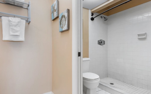 Sea Breeze Madeira Direct Beachfront Condo + Heated Pool and Spa - Picture 13