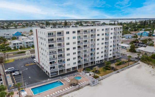 Sea Breeze Madeira Direct Beachfront Condo + Heated Pool and Spa - Picture 19