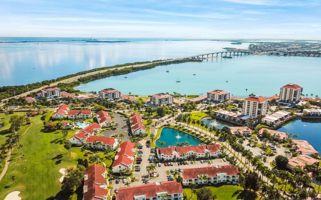 Modern Isla Del Sol Condo Near Beaches + Great Location + Pool & Spa