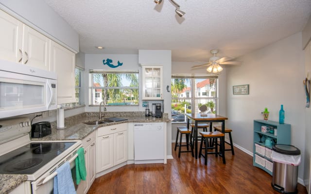 Beautiful Condo on Isla Del Sol-Near Beaches & Bike Trails-Pool/Spa