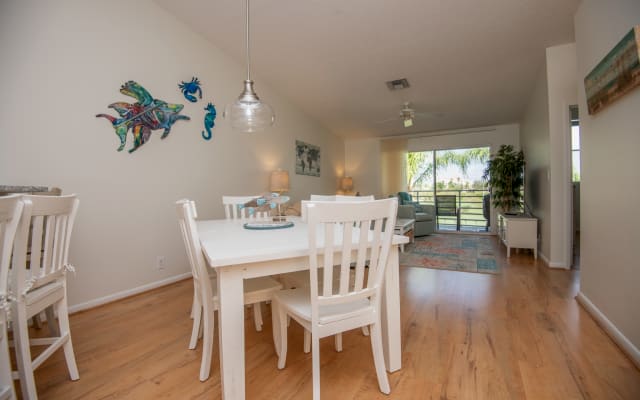Isla Del Sol Condo Near Beaches & Ft. DeSoto Bike Trails-Spacious-Pool
