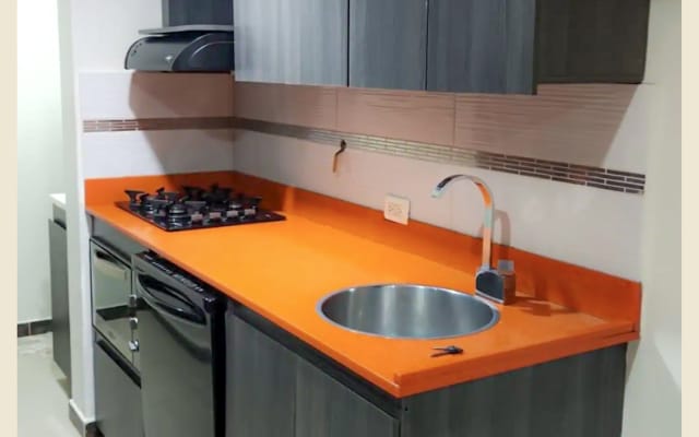 Appartement avec piscine/gym à proximité de Provenza et Lleras.