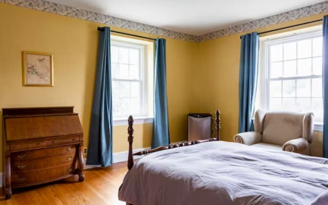 Colonial House Room 2