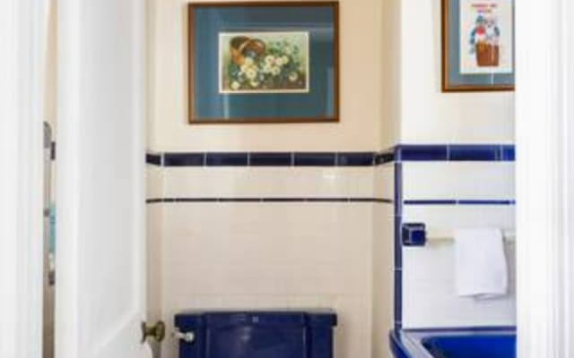 Kun's listing on misterb&b - 1st floor powder room