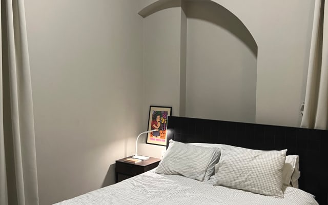 chambre privée dans un appartement rénové au centre d'un bâtiment...