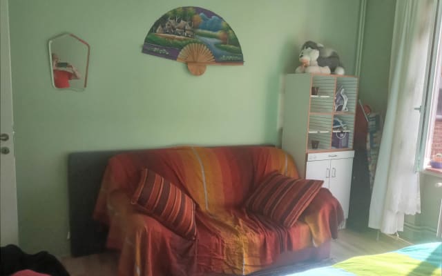 Sehr helles und großes Zimmer mit Doppelbett