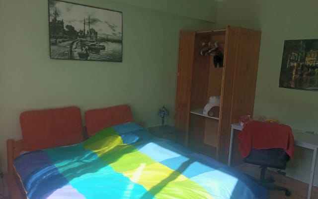Très lumineuse et grande chambre avec lit double