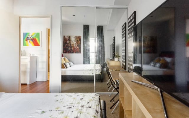 Un dormitorio en Luxury city Apartment