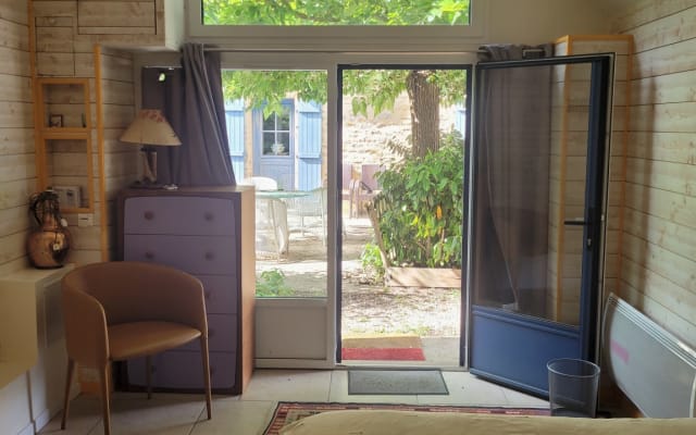 Joli cottage de 18m2, avec WC, douche et lavabo. Environnement calme.