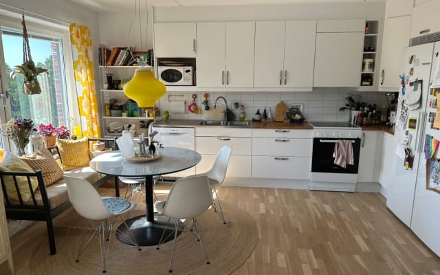 Colorful apartment, 2 min to Metro only about 15min from citycenter.