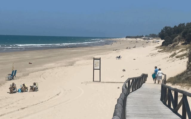 Quarto privado num apartamento a 10 minutos a pé da praia.