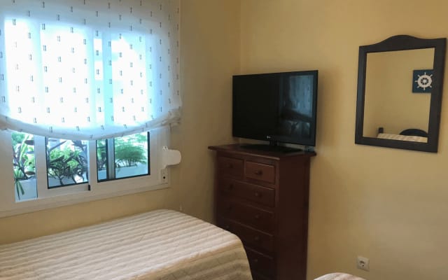 Quarto privado num apartamento a 10 minutos a pé da praia.