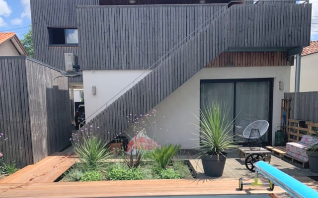 Quarto em casa com piscina a 2 passos do centro de Bordéus