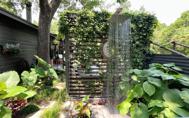 Rodney and Jakes Inserat auf misterb&b - The outdoor shower surrounded by nature (peak Spring season photos)