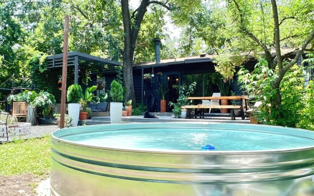 Rodney and Jakes Inserat auf misterb&b - The stock tank pool (peak Spring season photos)