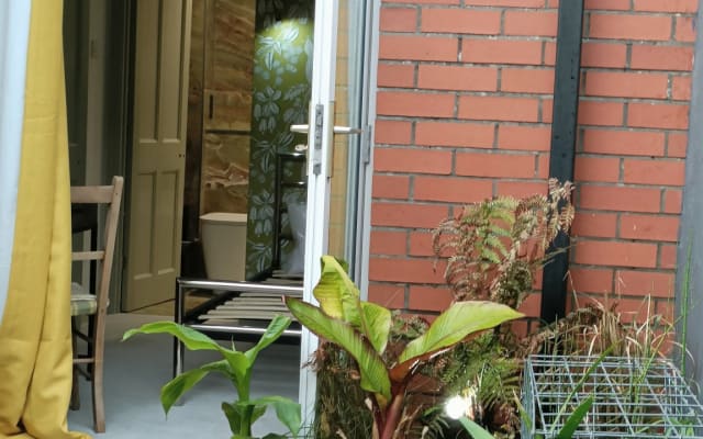 Annonce de Simon sur misterb&b - view into the garden room from the terrace