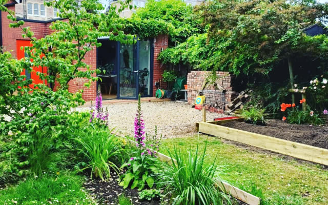 Annonce de Simon sur misterb&b - newly redesigned main garden, summer 2023