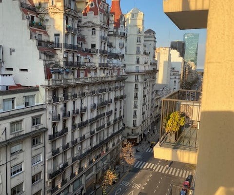 Wohnung mit Balkon einen Block von Galerias Pacifico entfernt.