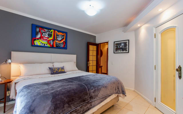 Exclusive Mansion with 05 suites, with fireplace, sauna, ballroom.