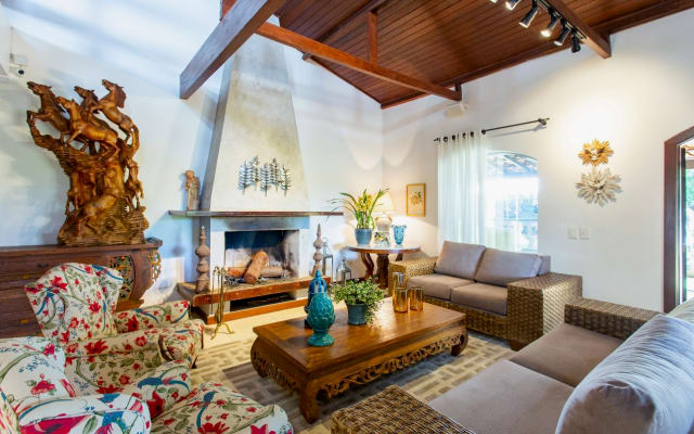Exclusive Mansion with 05 suites, with fireplace, sauna, ballroom.