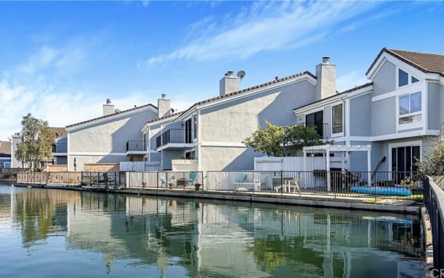 Waterfront Beach House

This fabulous 4 bedroom waterfront townhome.