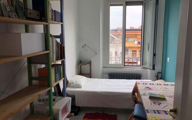 Quarto tranquilo num apartamento luminoso e acolhedor em Nolo