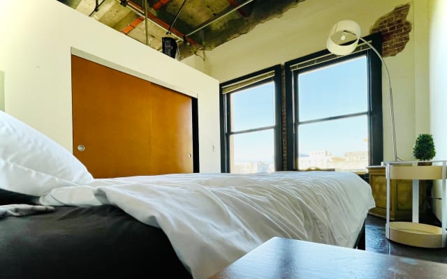 Art Penthouse Loft in Prime DTLA (Skyline view super central)