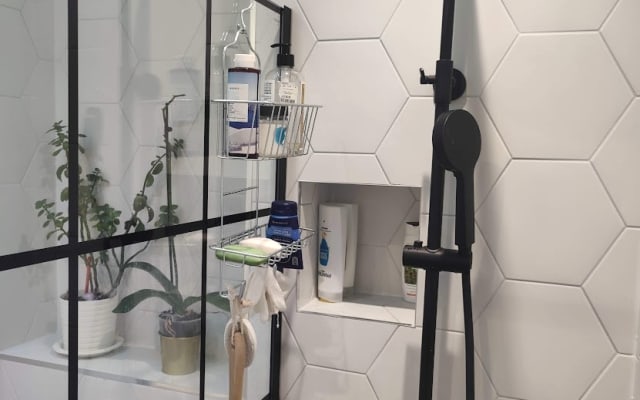 Mike's listing on misterb&b - Shower