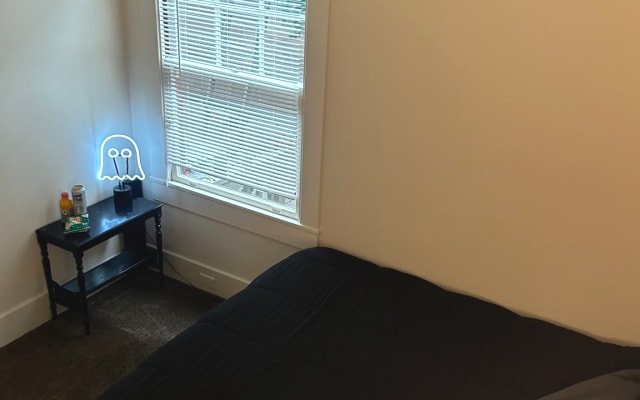 guest BD in a beautiful Craftsman 2bd 1bth home/free prking infront - Picture 13