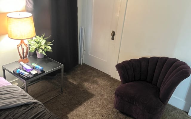 BD invitado en un hermoso Craftsman 2bd 1bth casa / prking libre...