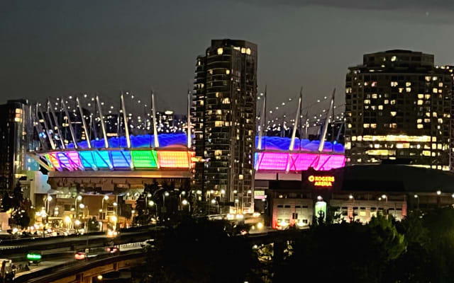 Anúncio de David em misterb&b - BC Place PRIDE Lights. They change the lights all the time but over PRIDE this is what you see from the balcony.