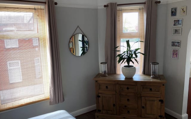 Comfy room in owners home. Great location for Liverpool City Centre