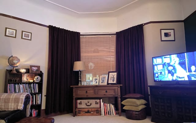 Quarto confortável na casa dos proprietários. Óptima localização para...