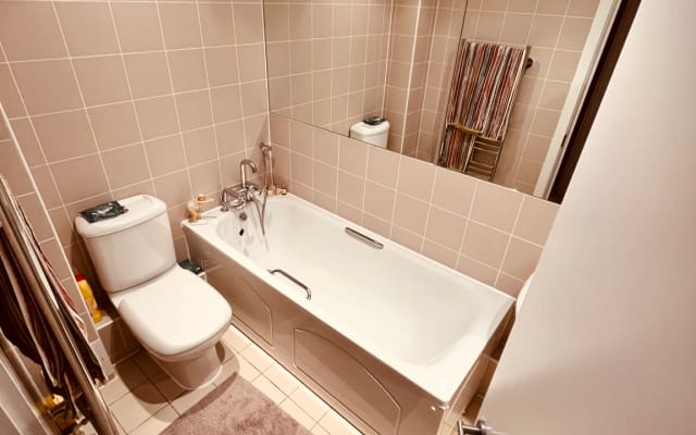 Beautiful penthouse in leafy South Croydon 5 min from train station.