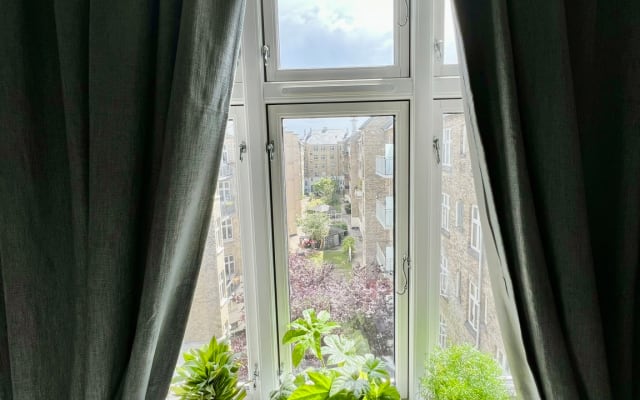 Perfect room for single traveller in our charming flat - Picture 5