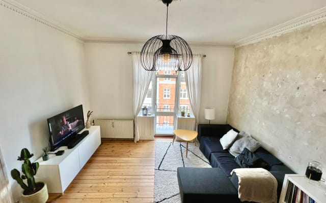 Perfect room for single traveller in our charming flat - Picture 8