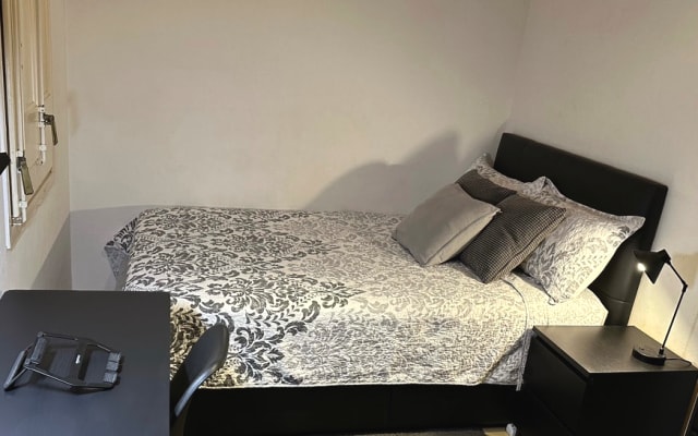 Espaçoso quarto com cama de casal num apartamento bem localizado