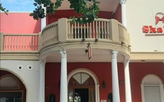 Unser Hotel hat ein Schwimmbad, eine schöne Terrasse, - copiar 01