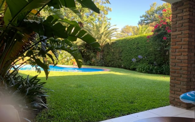 Haus mit Schwimmbad in Wohngegend