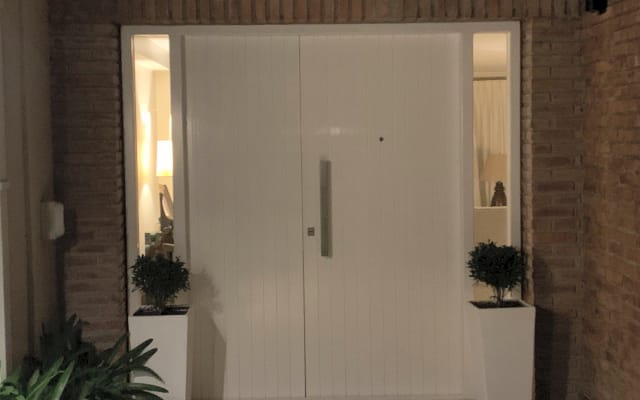 Haus mit Schwimmbad in Wohngegend