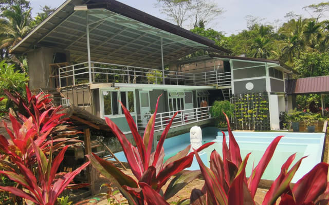 Maison en conteneur avec piscine au sommet de la montagne