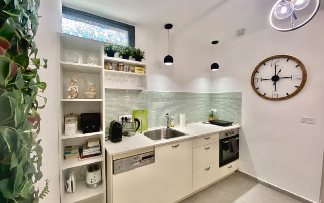 Appartement avec abri et entrée séparée dans une maison privée