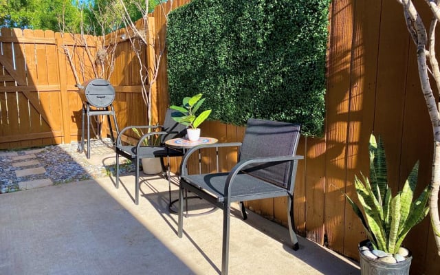 Casa Chespirito con cama king size y patio privado.