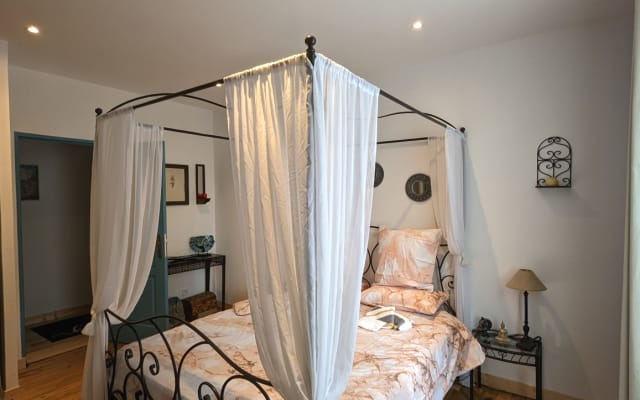 beautiful large room 4km from the A20 in the center of town