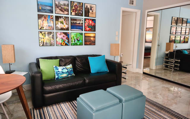 Middle River Landing: Pool View Apartment